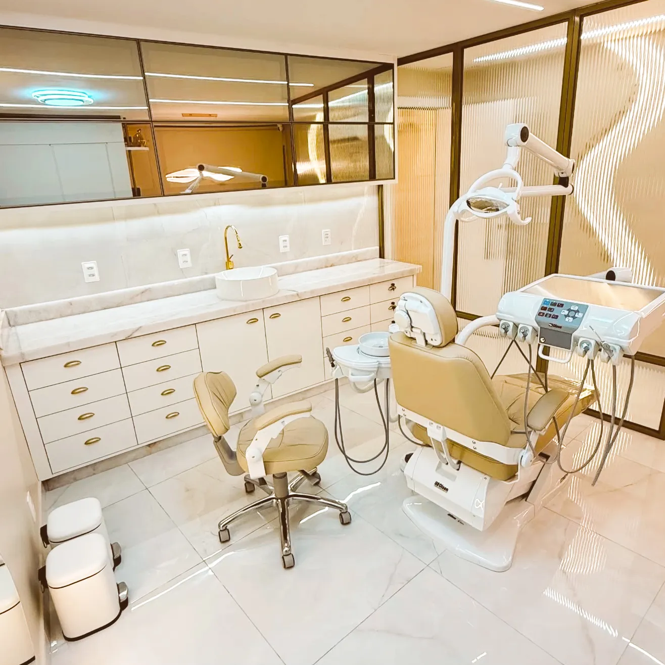 Consultório odontológico com bancada de mármore