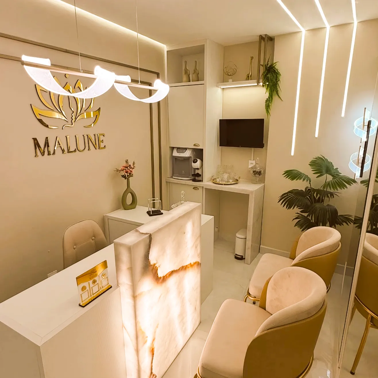 Recepção da Malune com o logotipo dourado na parede