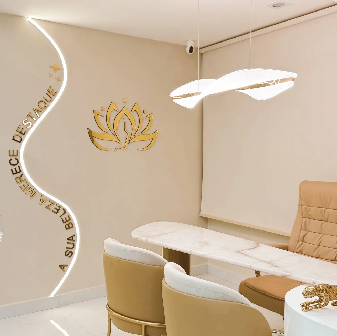 Sala de avaliação com a flor de lótus e a frase A sua beleza merece destaque